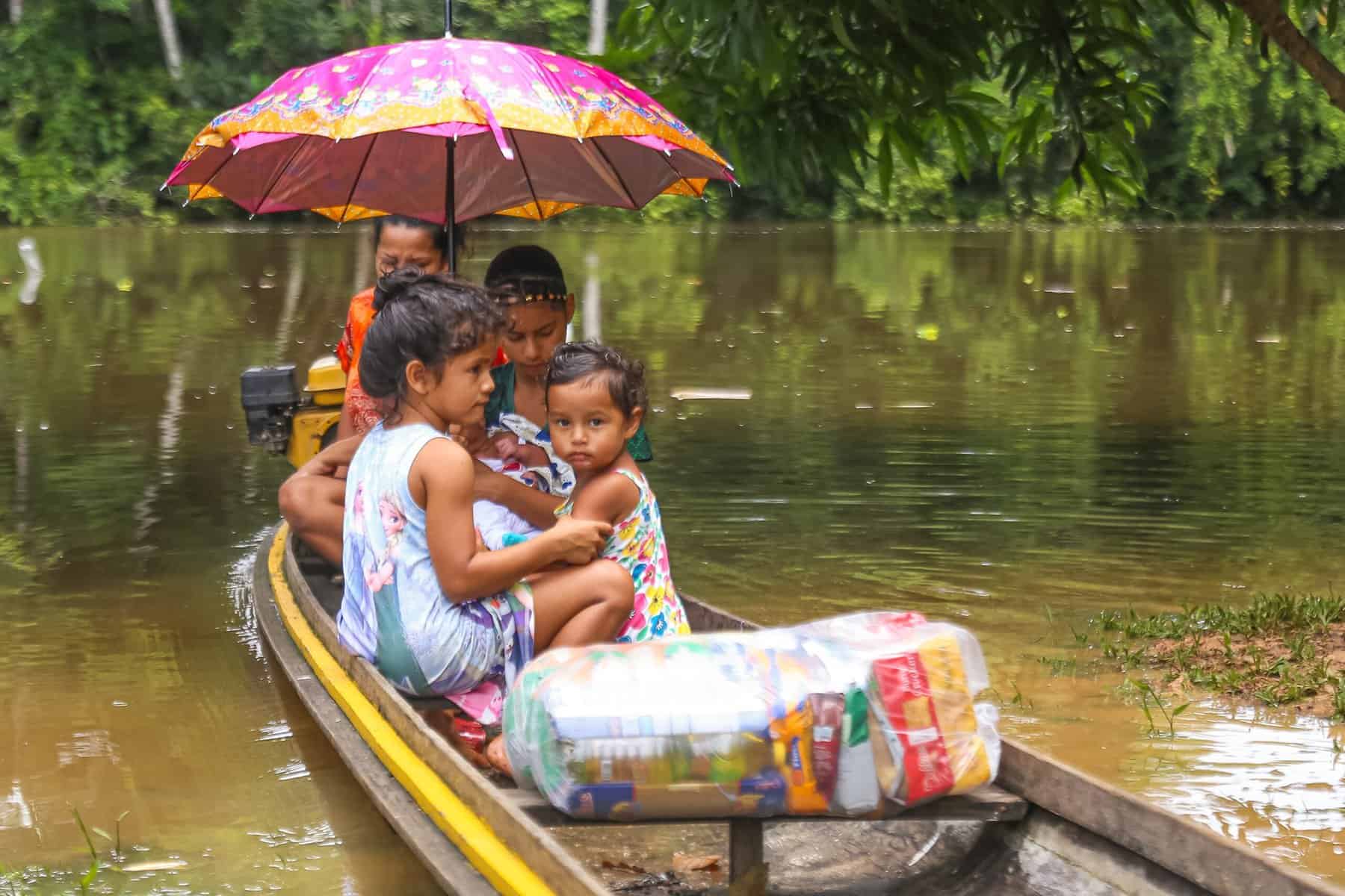 Governo do Acre leva ajuda humanitária a ribeirinhos do Croa, em Cruzeiro do Sul