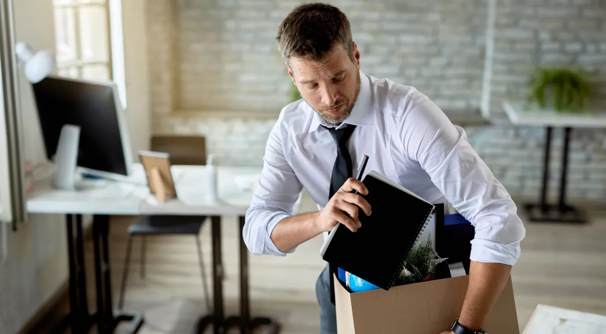 Demissões em massa sobem em 2023 com avanço da inteligência artificial e reestruturação de negócios, mostra pesquisa