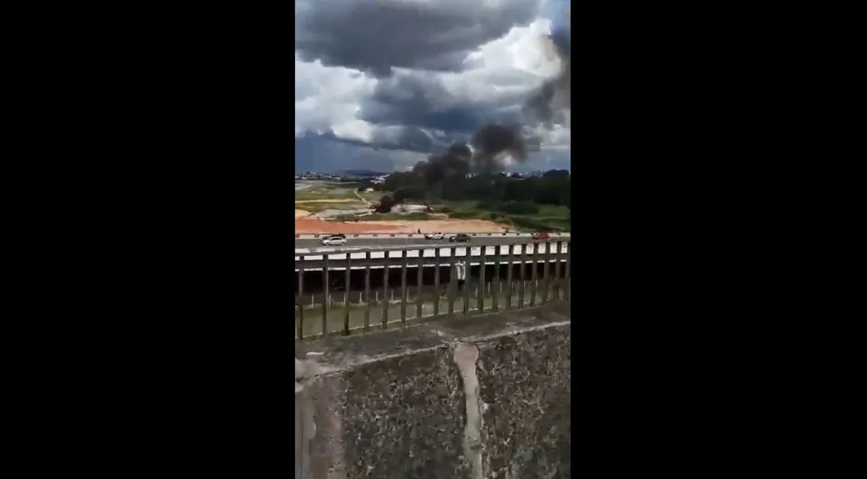 Avião de pequeno porte da Polícia Federal cai no aeroporto da Pampulha, em BH