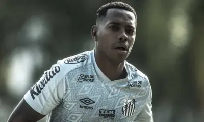 robinho-caso-estupro-e1664906318211 Robinho com a camisa do SantosCrédito: Foto: Ivan Storti - 13.out.2020/Santos FC