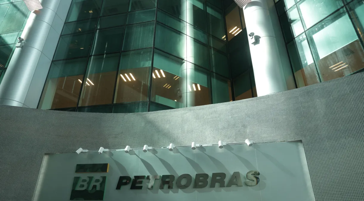 Ações da Petrobras despencam após decisão sobre dividendos; empresa chega a perder R$ 70 bilhões
