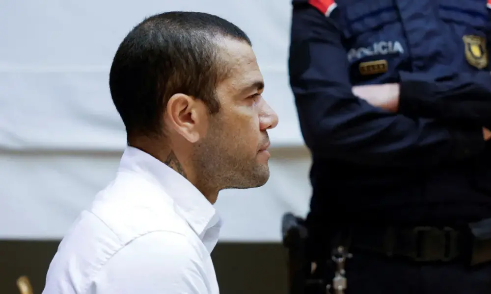 Daniel Alves comparece a tribunal durante seu julgamento em Barcelona
Alberto Estevez/Pool via Reuters (05.fev.24)