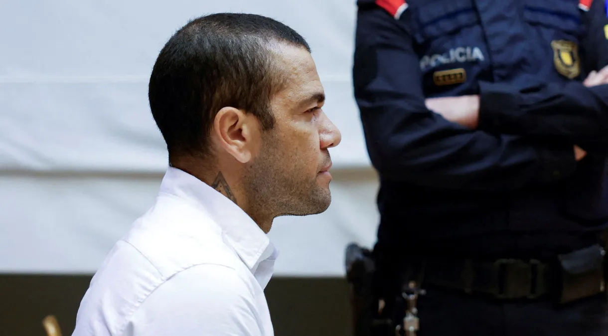 Justiça da Espanha concede liberdade a Daniel Alves sob fiança de 1 milhão de euros