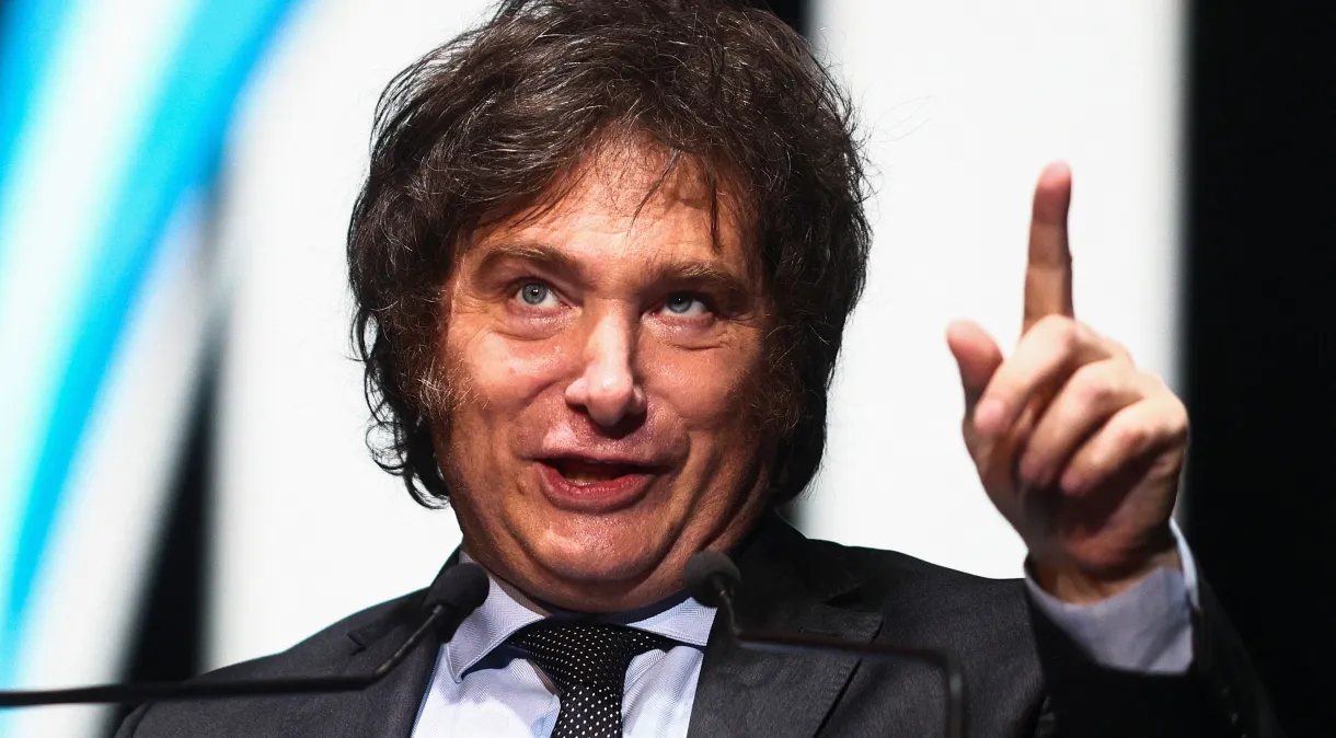 Após aumentar próprio salário, Milei revoga decreto e culpa Kirchner