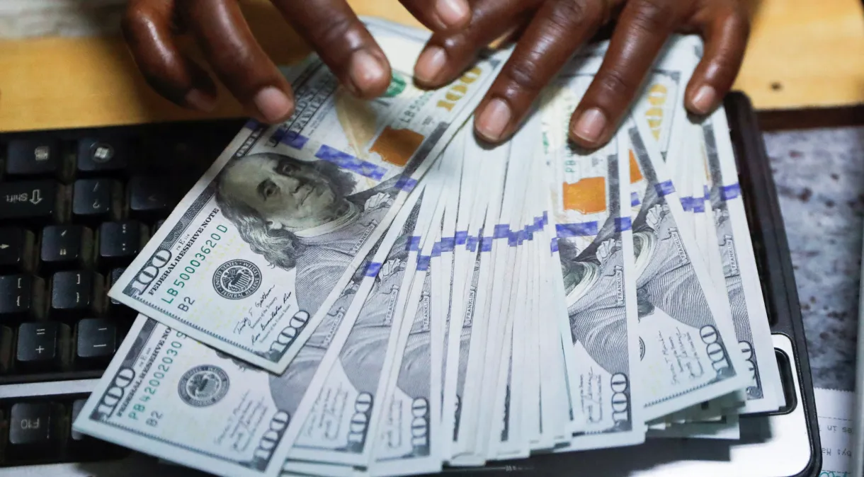 Dólar cai antes de novas falas de Powell e dados de emprego dos Estados Unidos