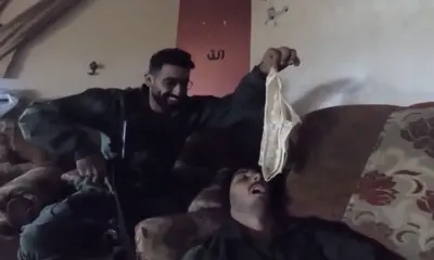 Soldado israelense segura roupa íntima feminina sobre a boca de outro soldado em vídeo publicado nas redes sociais
10/01/2024 Obtido pela REUTERS