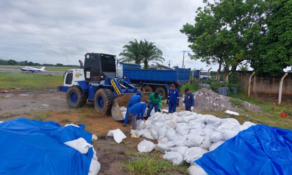 0cfe8d3a-43b4-4587-97d9-28e7f009a240 Grandes maquinários trabalham para transportar insumos. Foto: Ascom/Deracre