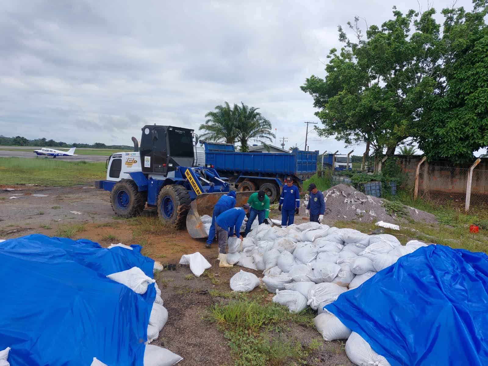 Deracre envia mais insumos para pista de pouso do aeródromo do Jordão