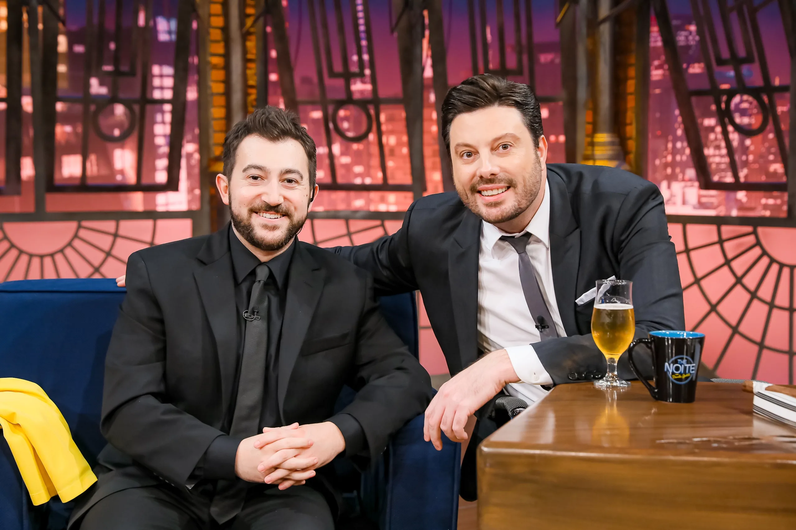 Greg no ‘The Noite’: Vincent Martella fala frase em português e elogia brasileiros; veja