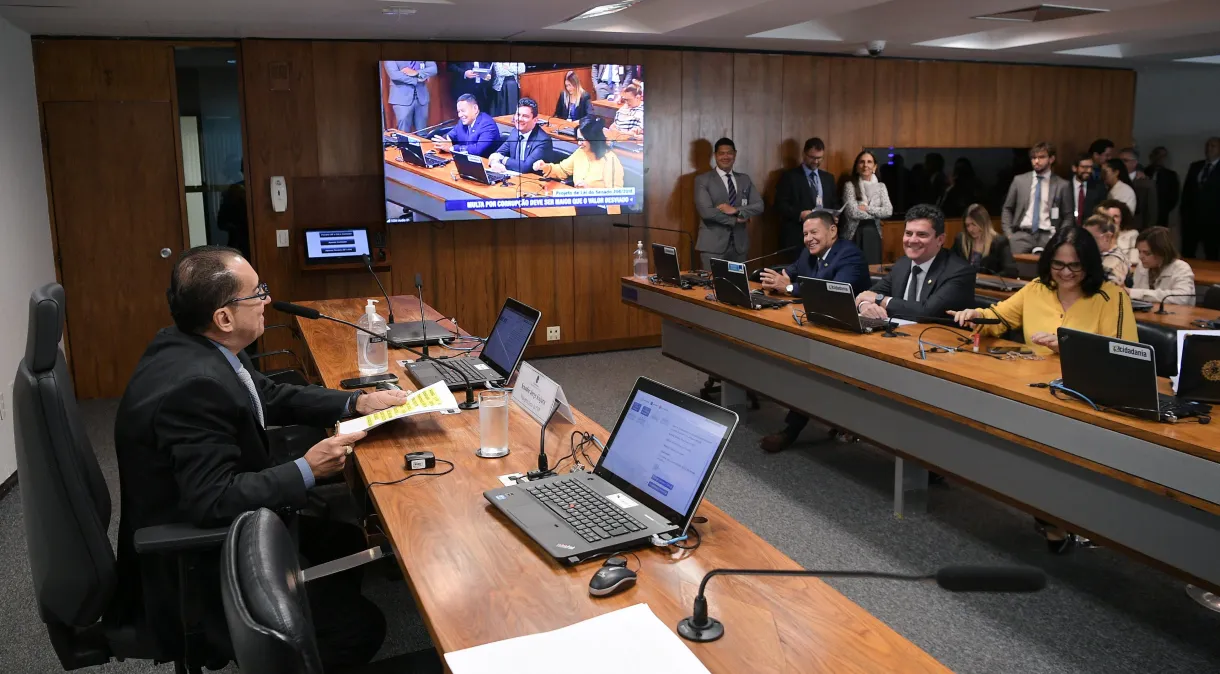 Comissão do Senado aprova projeto de lei que obriga corruptos a ressarcimento em dobro