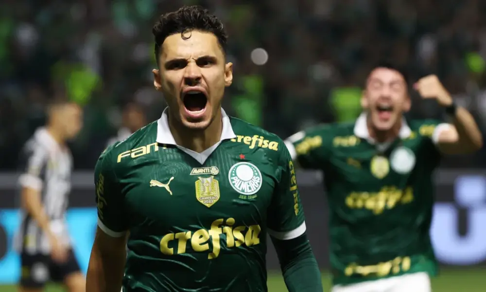 Raphael Veiga comemora o primeiro gol do Palmeiras na vitória sobre o Santos
Flickr/Palmeiras