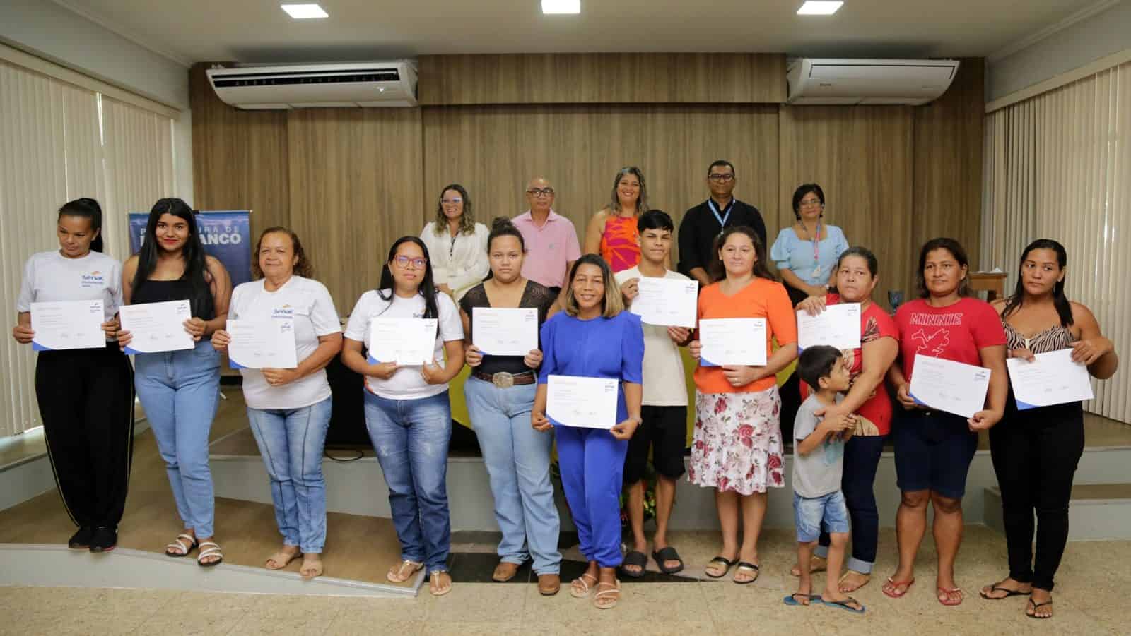 Prefeitura de Rio Branco entrega certificados aos novos profissionais no ramo de alimentação pelo Senac