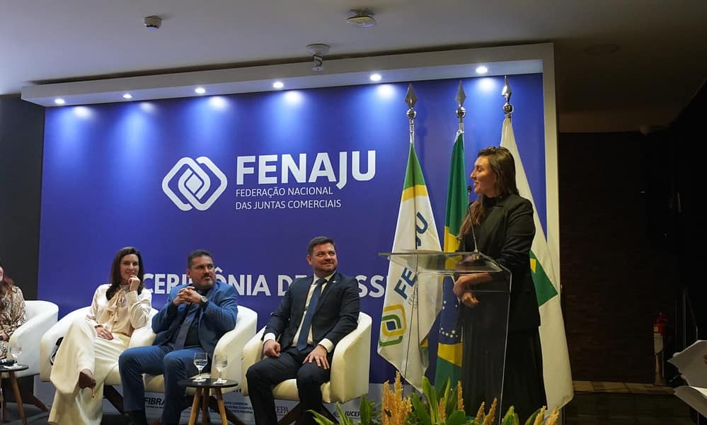 Ministra interina do turismo, Ana Carla Lopes (em pé), anunciou volta de voos da Azul no Acre, durante evento de  federação de juntas comerciais, em Brasília. Foto: Wesley Moraes/Seplan