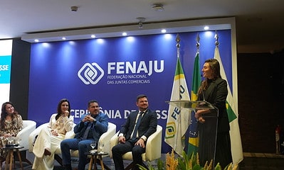 Ministra interina do turismo, Ana Carla Lopes (em pé), anunciou volta de voos da Azul no Acre, durante evento de  federação de juntas comerciais, em Brasília. Foto: Wesley Moraes/Seplan