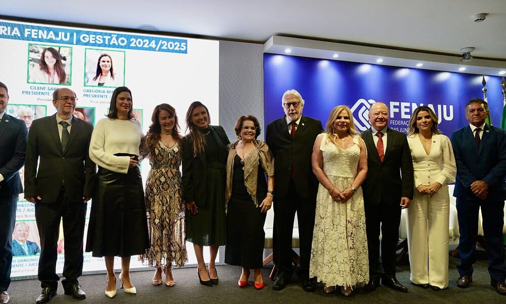 FOT03683-1536×864 Nayara Honorato (de macacão branco), com outros integrantes da Fenaju e a ministra interina de Turismo (quinta à esquerda), durante posse. Foto: Wesley Moraes/Seplan
