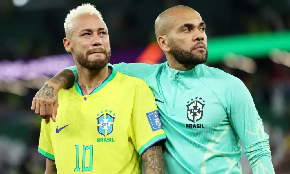 GettyImages-1447985683-e1712764343955 Daniel Alves e Neymar após a eliminação do Brasil na Copa do Mundo de 2022
Maja Hitij - FIFA/FIFA via Getty Images