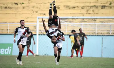 O atacante vascaíno Jerônimo comemora o terceiro gol vascaíno com cambalhota. Foto/Manoel Façanha