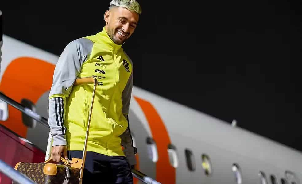 WhatsApp Image 2024-04-01 at 12.13.10 PM Arrascaeta no desembarque do Flamengo em Bogotá — Foto: Marcelo Cortes / CRF