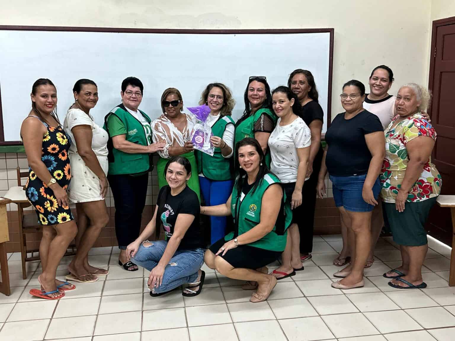 Governo leva curso livre de customização de roupas a mulheres do bairro Santa Inês