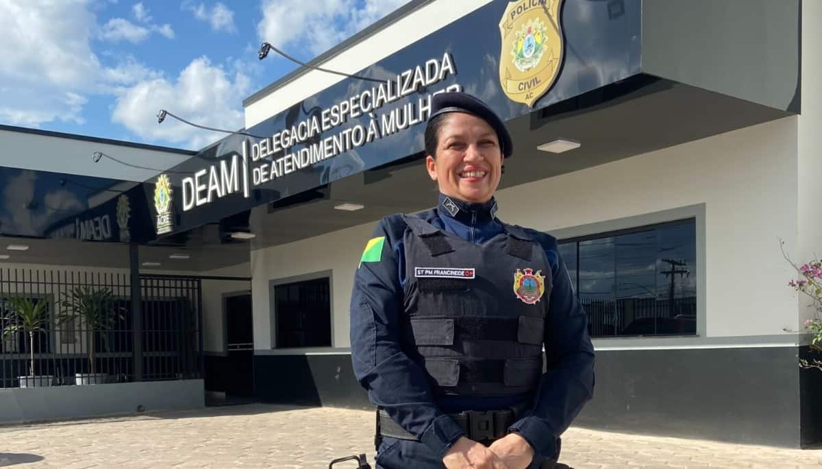 Em seu último plantão, policial militar recebe homenagem por carreira dedicada ao atendimento de mulheres