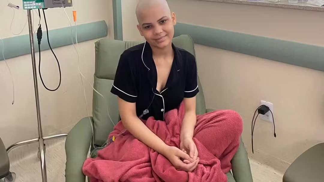 Jovem  que teve perna amputada por causa de câncer faz campanha para comprar prótese articulada