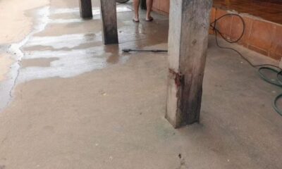 Adolescente bateu a cabeça em um estrutura de madeira em frente de um bar — Foto: Reprodução