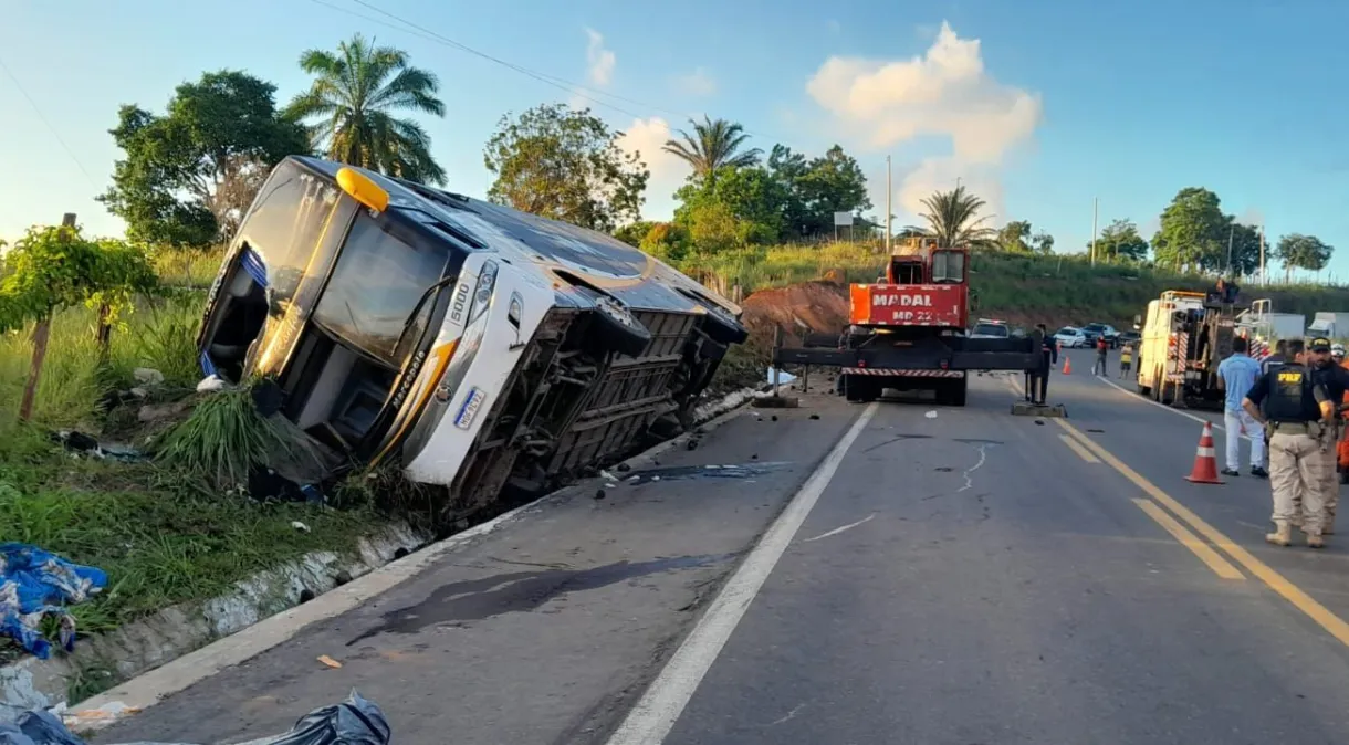 Nove pessoas morrem e 23 ficam feridas em acidente de ônibus de turismo na Bahia