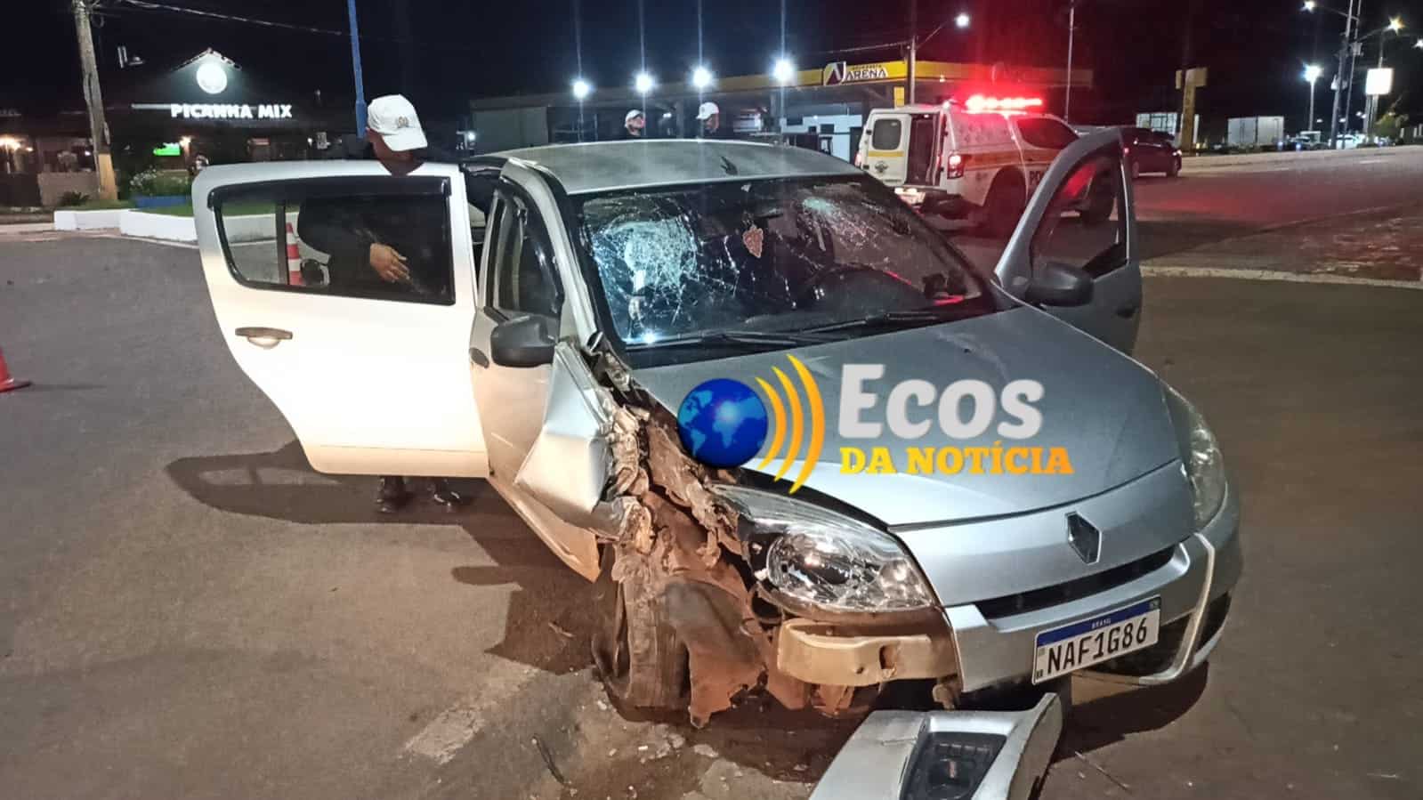 Motorista perde controle da direção em rotatória e derruba poste na Via Chico Mendes