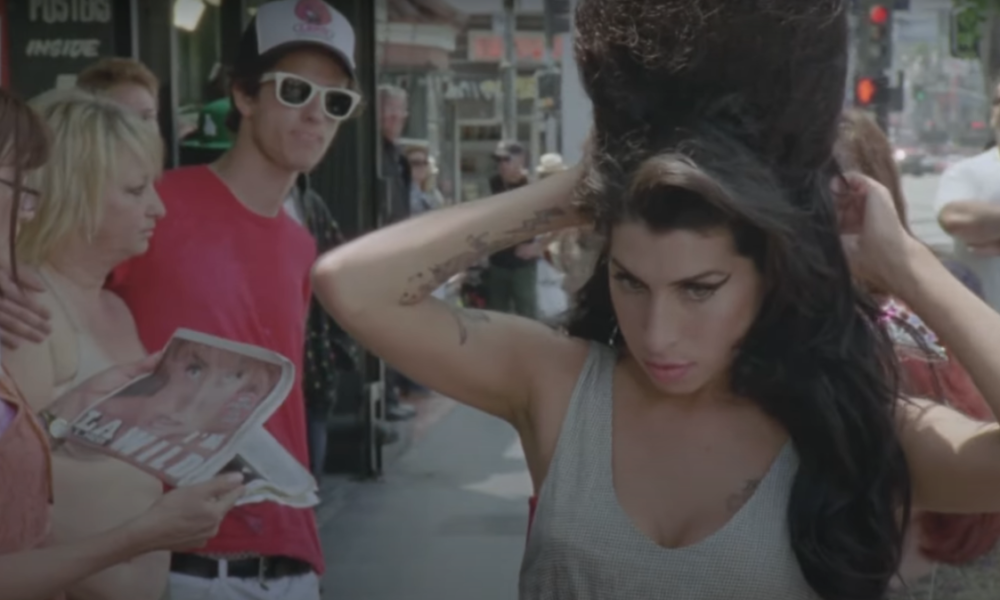 Amy Winehouse em imagens inéditas do videoclipe de "Tears Dry On Their Own"
Reprodução/YouTube