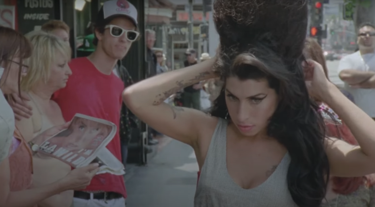 Imagens inéditas de Amy Winehouse são divulgadas em vídeo; assista