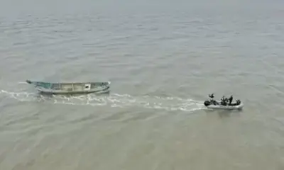 barco sendo levado por outro para corpos serem periciados no para 1713189737318 v2 450×450.jpg barco sendo levado por outro para corpos serem periciados no para 1713189737318 v2 450x450.jpg