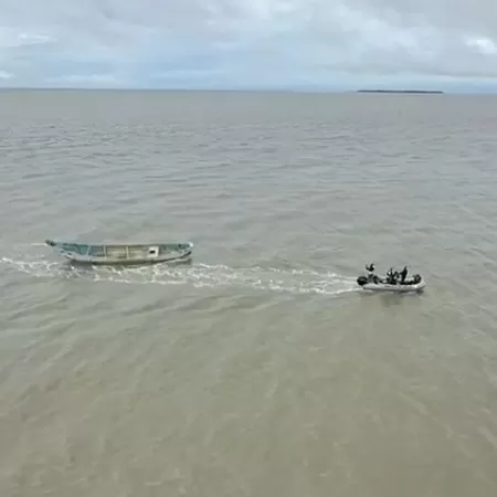 barco sendo levado por outro para corpos serem periciados no para 1713189737318 v2 450x450.jpg