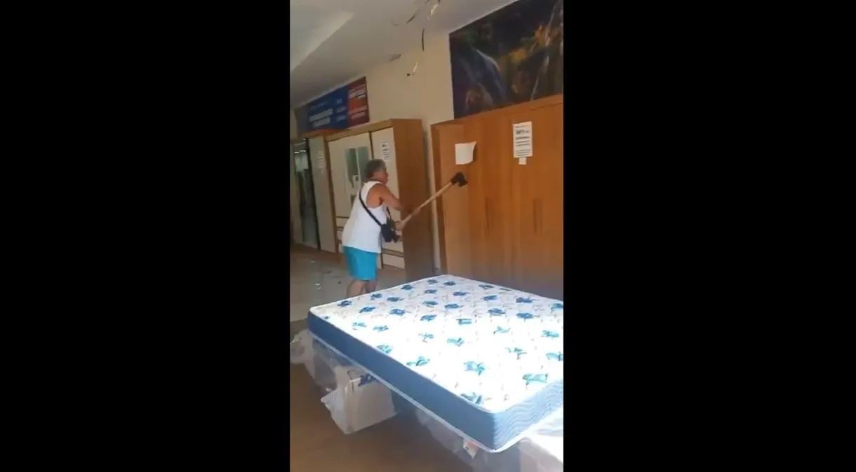 Homem furioso destrói móveis de loja com um machado ; assista ao vídeo