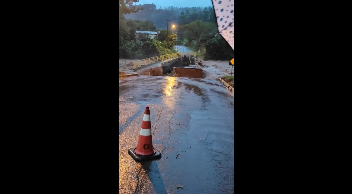 Ponte no Rio Grande do Sul é arrastada pela correnteza durante vídeo gravado por prefeita