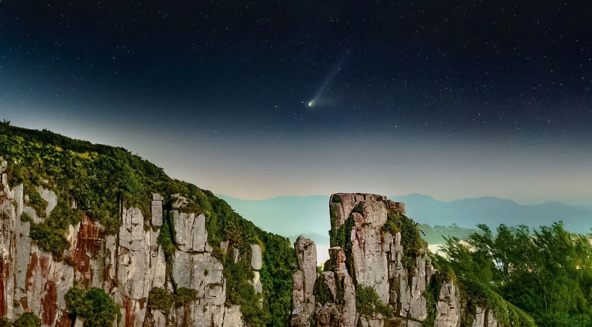 Fotógrafo registra passagem do “Cometa do Diabo” pelo céu do Brasil; veja imagens