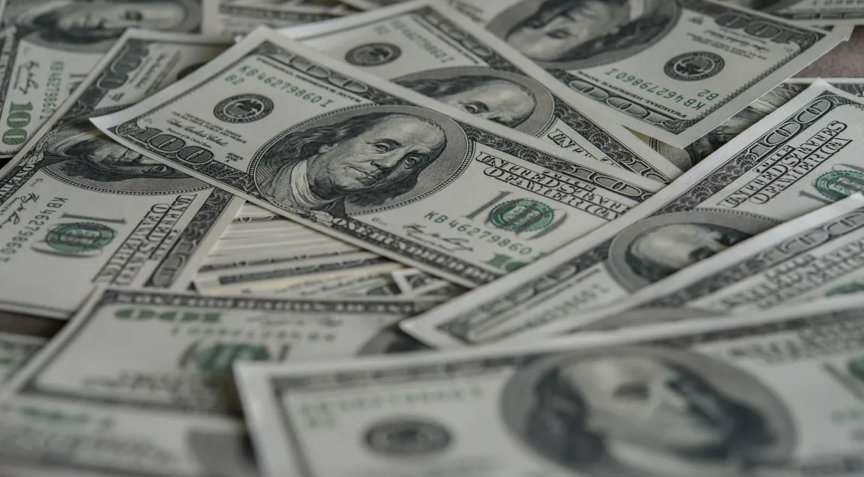 Dólar hoje salta 1,4% e bate R$ 5,86 com temores fiscais e eleição dos EUA em foco