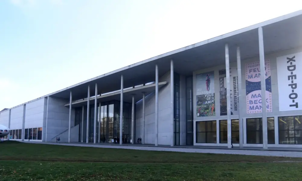 gettyimages 1236705829 Vista geral da instalação do artista Victor Ehikhamenor na Pinakothek der Moderne em 21 de maio de 2021 em Munique, Alemanha.
Felix Hörhager/picture alliance via Getty Images