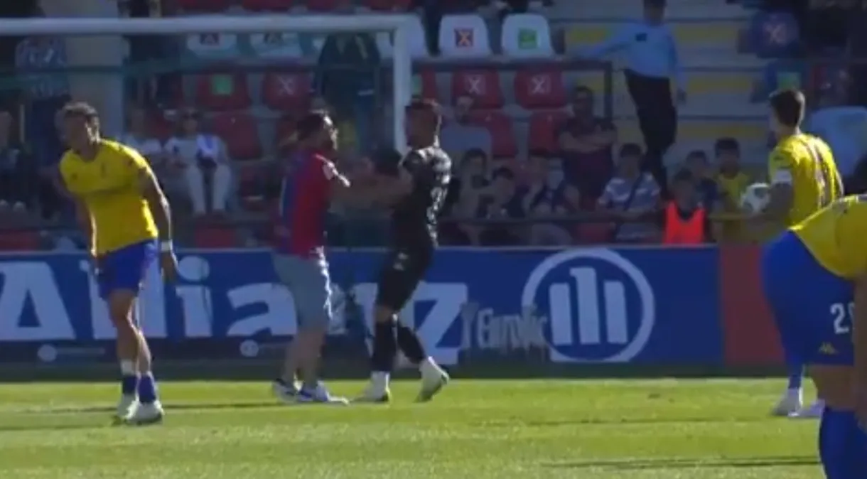 Goleiro brasileiro é agredido por torcedor após invasão de campo em Portugal