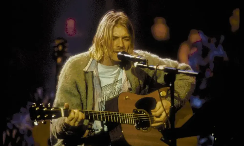 Kurt Cobain canta no 'Unplugged' do Nirvana, em 1993 — Foto: Divulgação