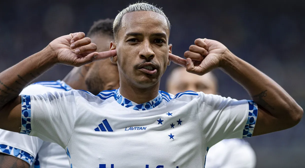 Cruzeiro supera o Vitória no Mineirão com recado da torcida para Ronaldo Fenômeno