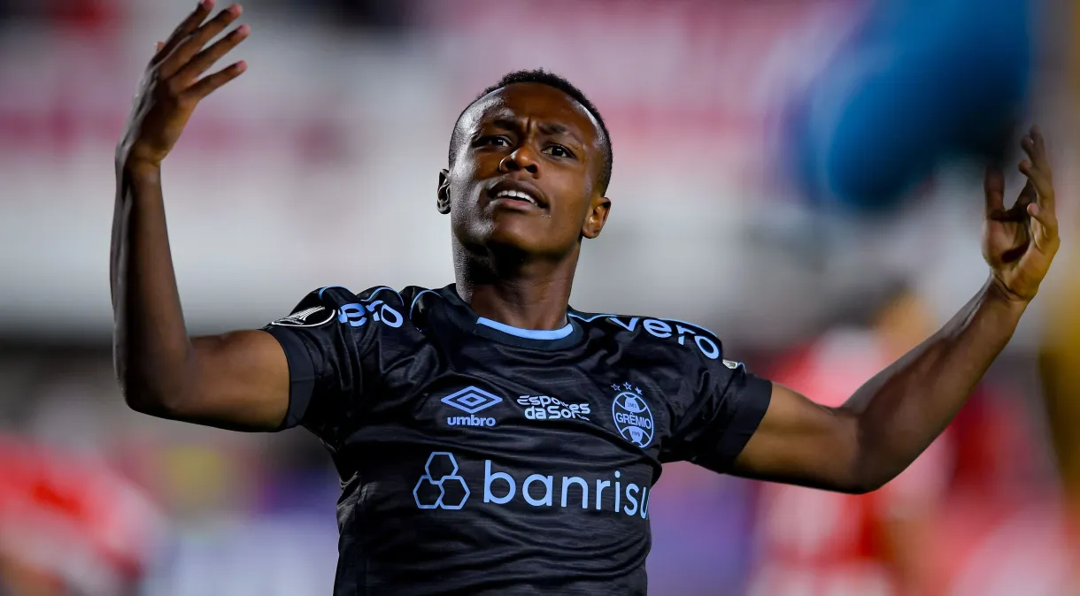 Com um a menos, Grêmio vence Estudiantes  em La Plata