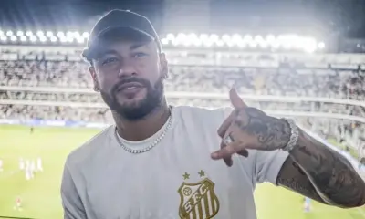 neymar-relogio-santos-vila-e1711992510560 Neymar foi à Vila Belmiro acompanhar a final entre Santos x Palmeiras
Divulgação/Santos