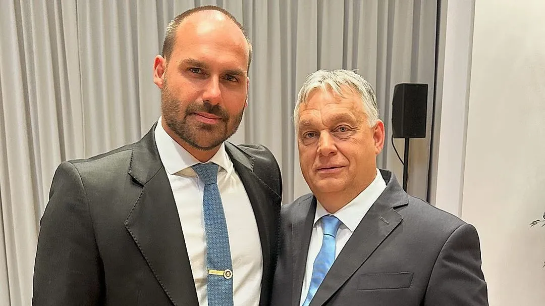 Eduardo Bolsonaro entrega medalha de “imbrochável” para 1º ministro da Hungria