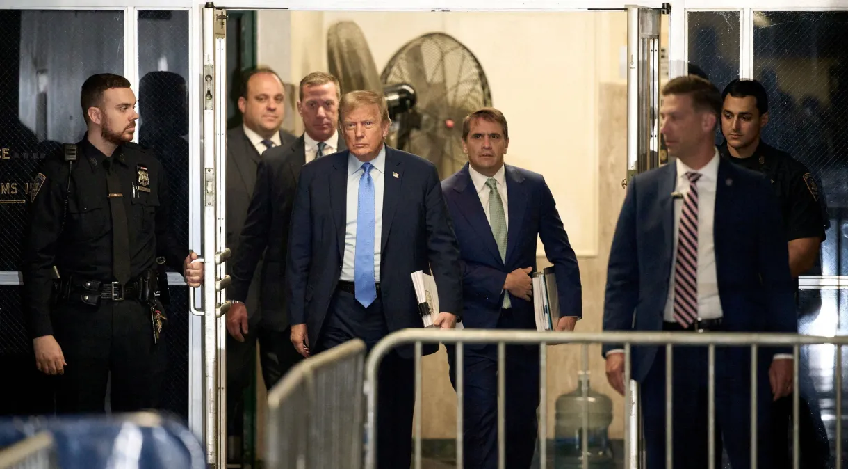 Juiz multa Trump em US$ 9 mil durante julgamento histórico e ameaça prendê-lo