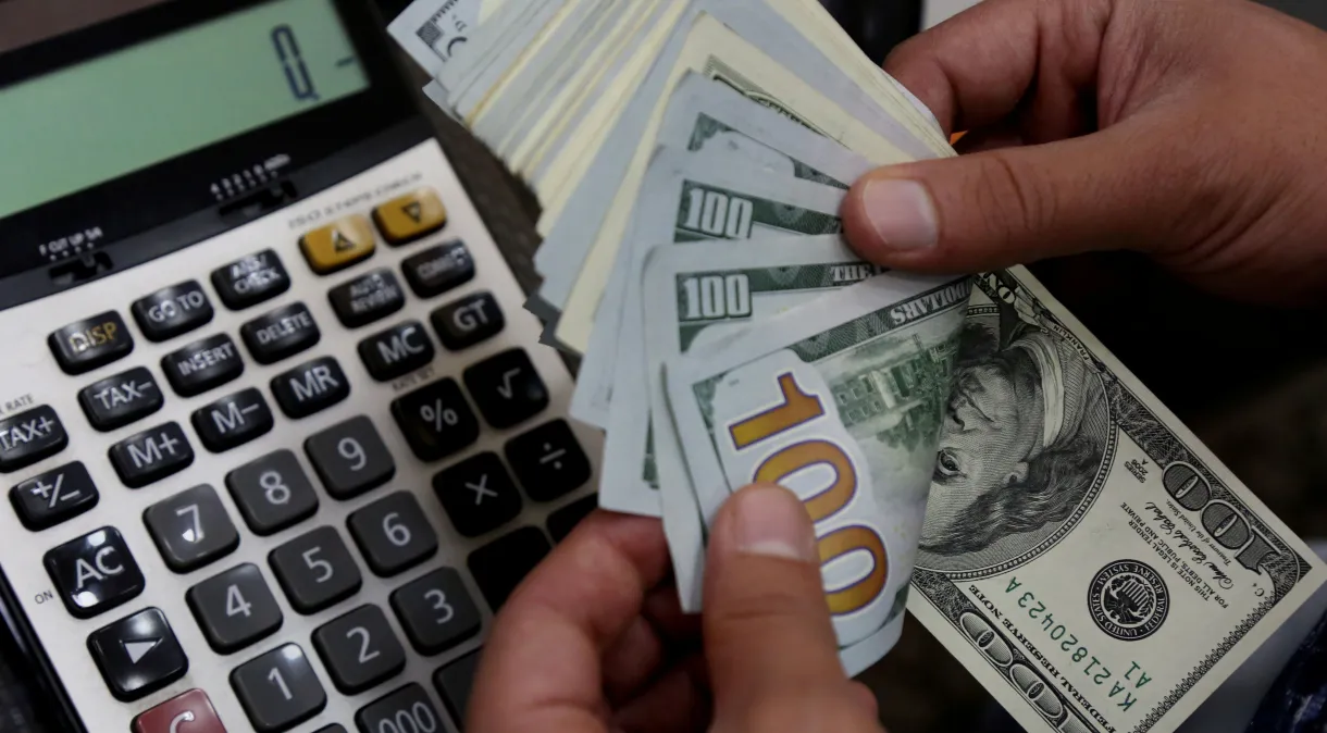 Dólar abre estável enquanto investidor aguarda novos dados dos EUA