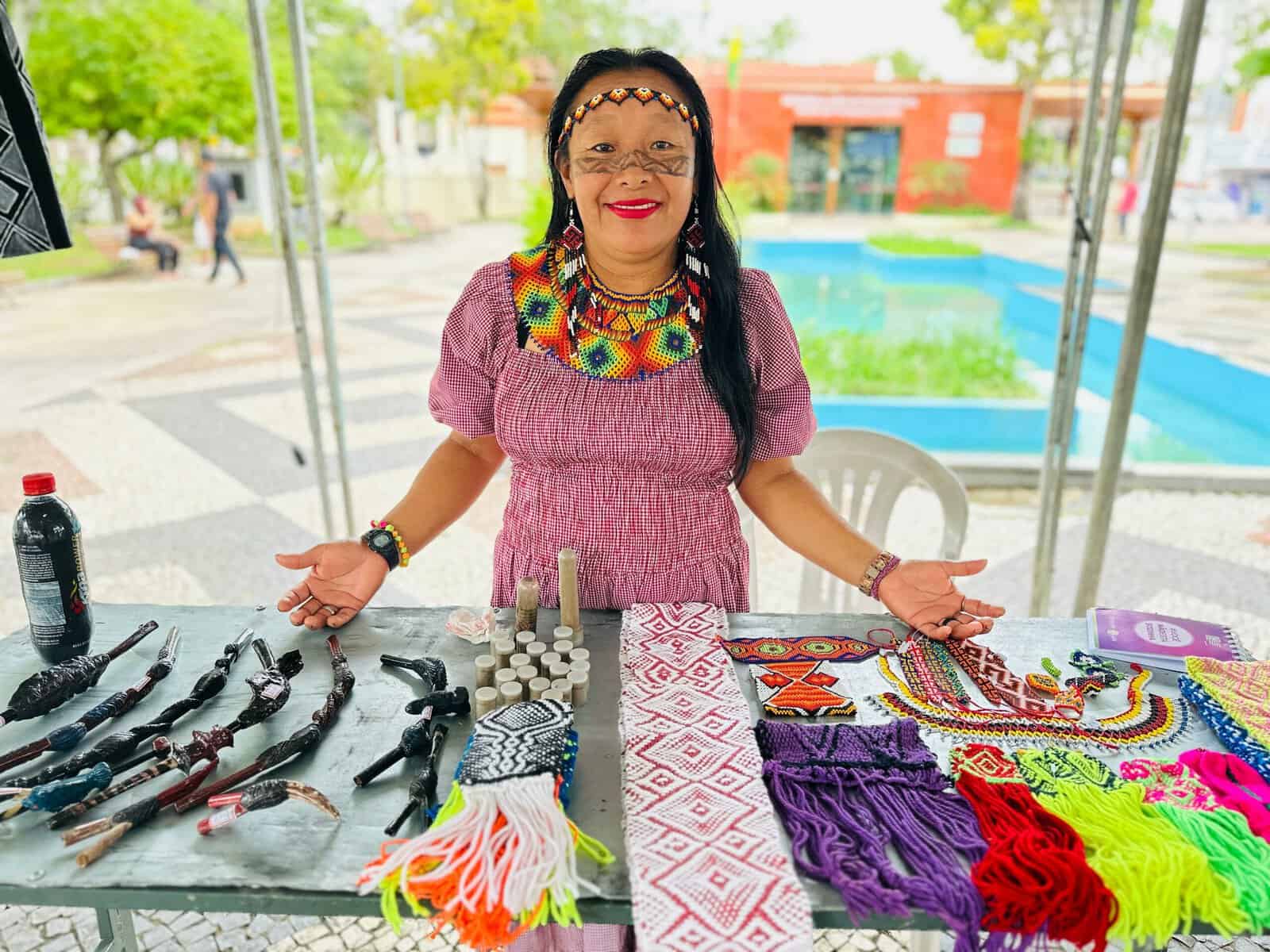 Comidas e arte indígena marcam Feira da Economia Solidária na Praça dos Seringueiros