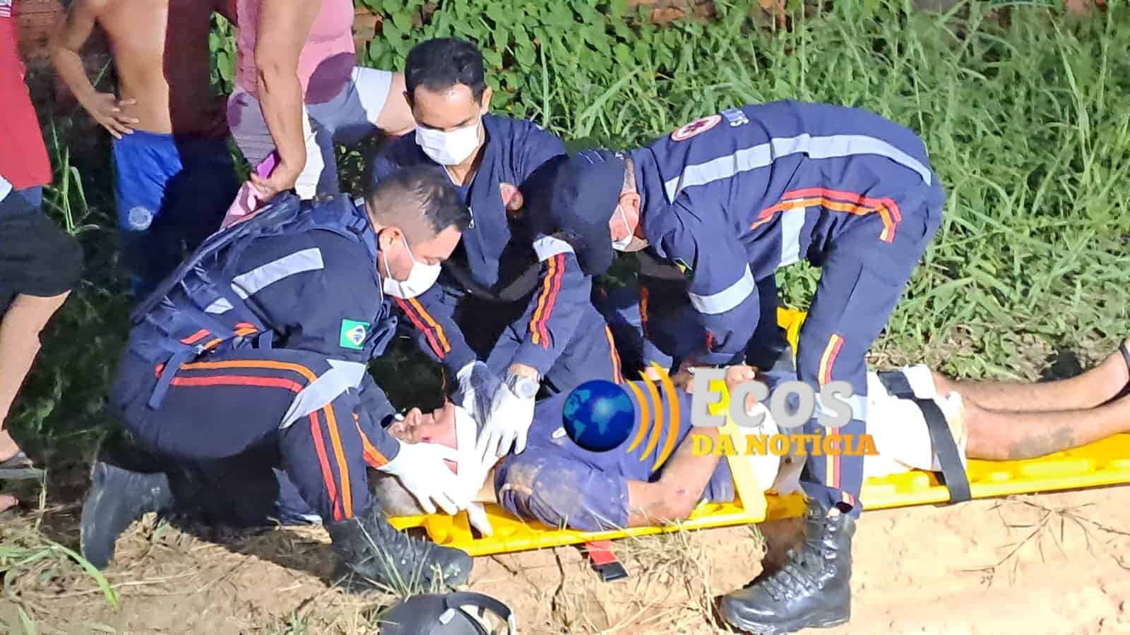 Ciclista fica gravemente ferido após bater em buraco e cair