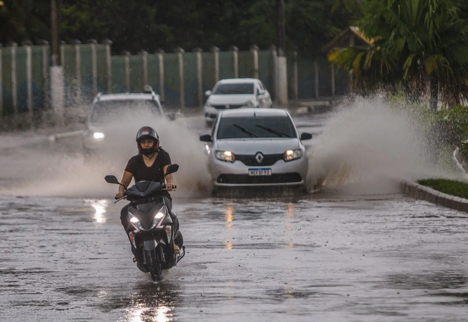 Chuva forte deixa ruas alagadas em vários pontos de Rio Branco