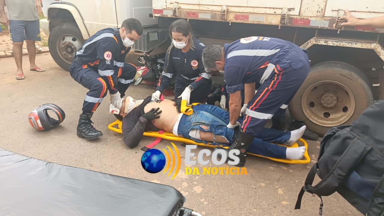 Motorista realiza manobra proibida e motociclista vai parar debaixo de caminhão na Capital