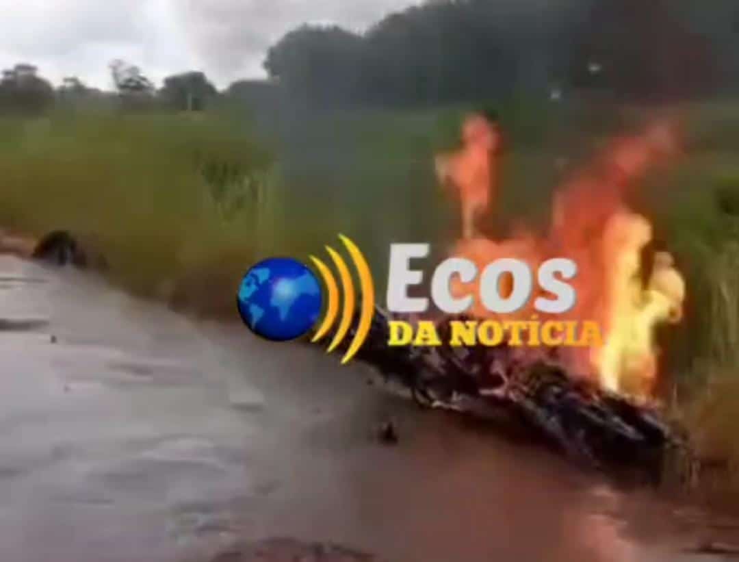 Motocicletas explodem em colisão frontal e 4 pessoas ficam feridas